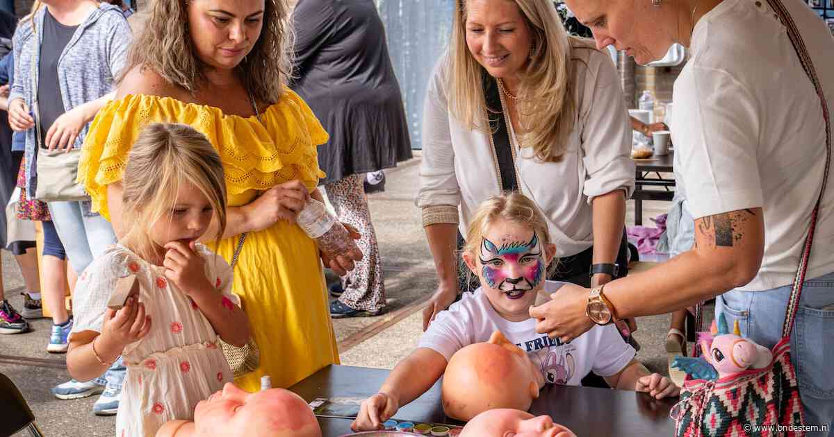 Slechts 25 vierkante meter, maar wel duizenden doosjes per dag: een kijkje in de Oosterhoutse schminkfabriek