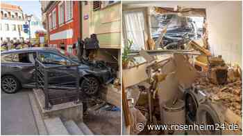 Auto rast durch Biergarten und bohrt sich in Hauswand – zwei Schwerverletzte