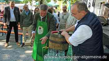 Mit einem gezielten Schlag startet das Altstadtfest der Stadtkapelle Illertissen