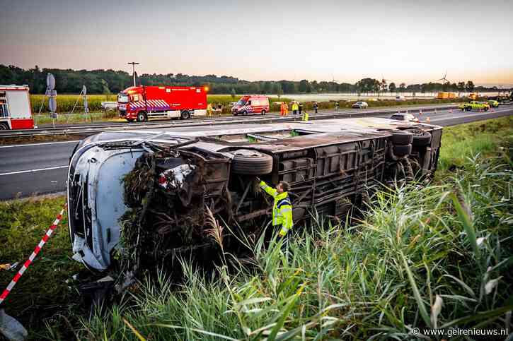 Touringcar kantelt na botsing met bestelbus, meerdere scholieren gewond