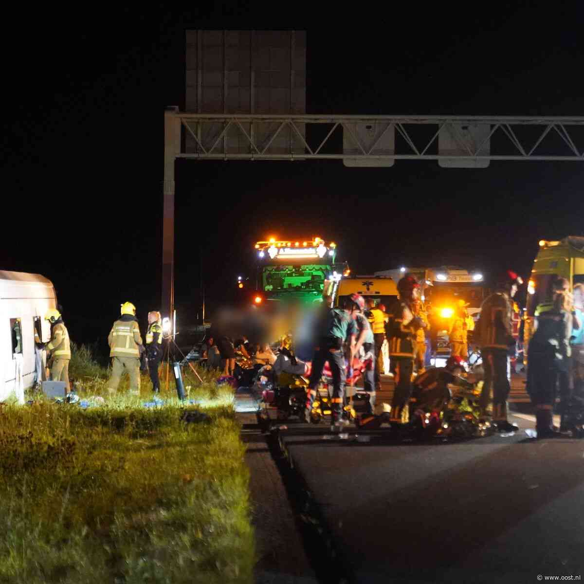 Acht gewonden bij zwaar ongeluk met touringcar, A28 dicht