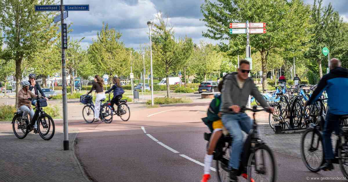 Nu de schoolvakantie voorbij is, begint de slag om het fietspad weer: ‘Het is te vol en het recht van de sterkste geldt’
