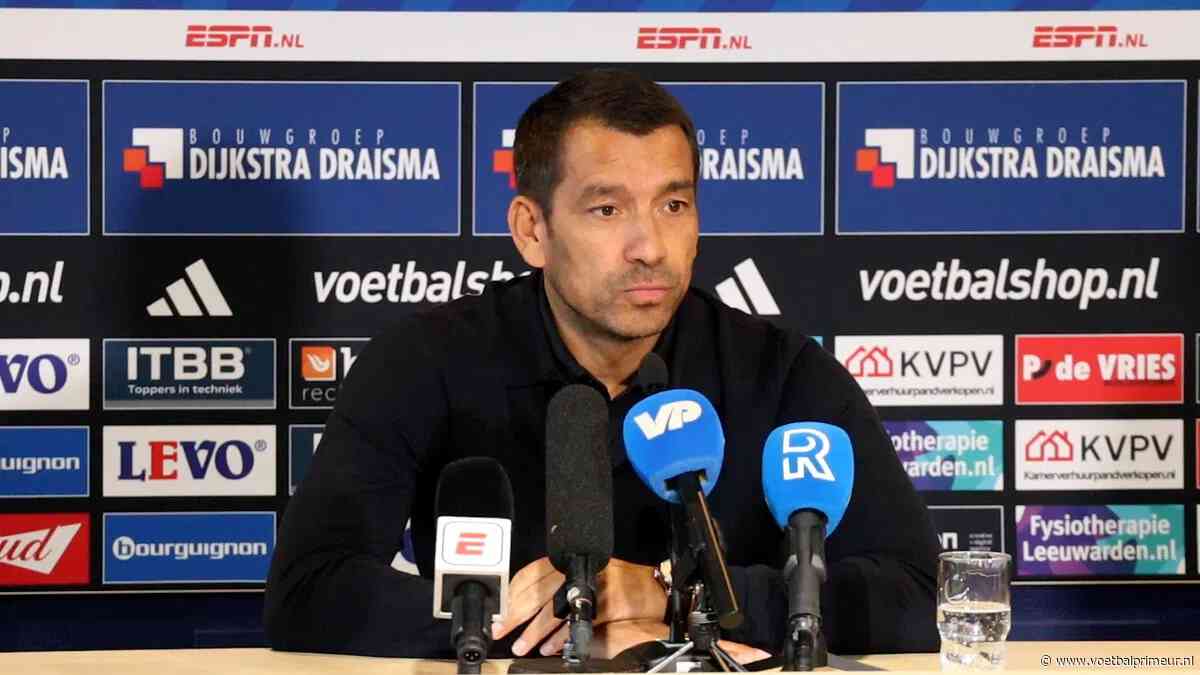 Van Bronckhorst gevraagd naar Feyenoord-afwezige: 'Hij heeft een tik gehad'