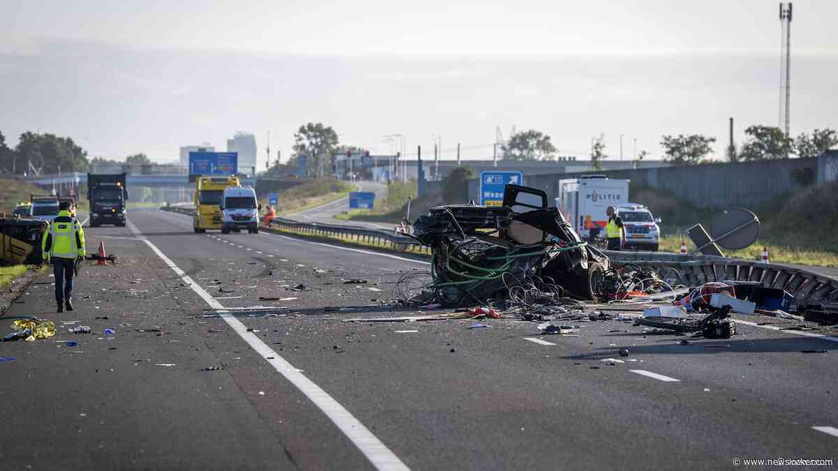 Onderzoek ongeluk op A28 gaat hele dag duren, brokstukken op beide weghelften