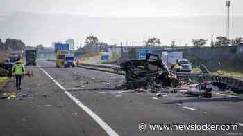 Onderzoek ongeluk op A28 gaat hele dag duren, brokstukken op beide weghelften