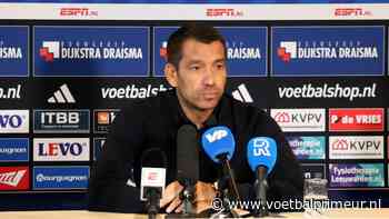 Van Bronckhorst gevraagd naar Feyenoord-afwezige: 'Hij heeft een tik gehad'