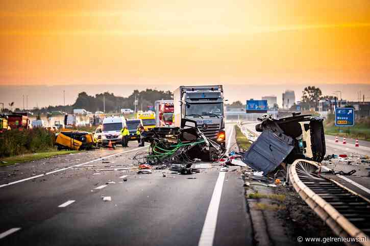 Snelweg dicht nadat touringcar met 58 scholieren kanteld: meerdere zwaargewonden