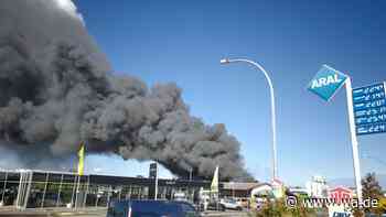 Lagerhalle steht in Vollbrand – meterhohe Rauchwolken dringen aus Gebäude