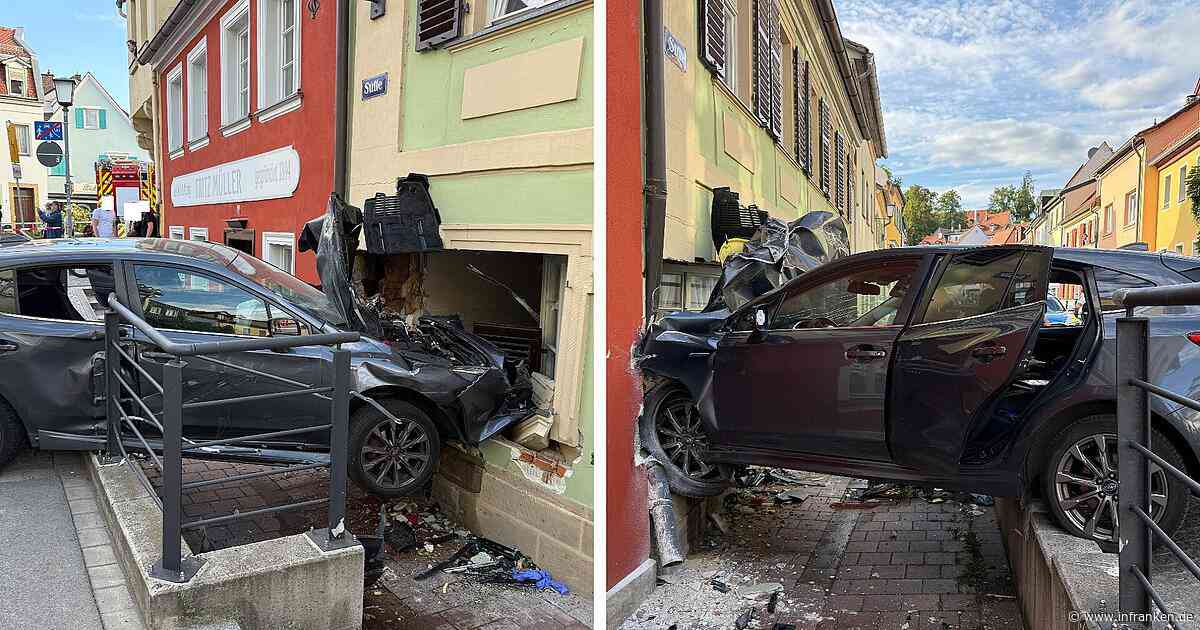 Bamberg: Auto durchbohrt Hauswand - Fahrer schwer verletzt