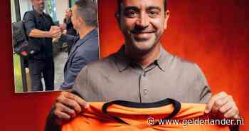 Nieuwe Oranje-bondscoach Xavi meldt zich in Zeist en richt zich met eerste Nederlandse woordje tot camera