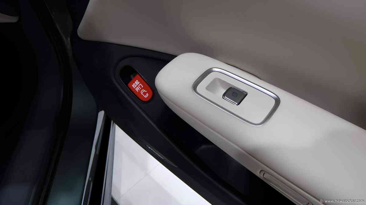 Grote kans dat jij door de Chinese overheid rode stickers in je auto krijgt: Tesla roept 3 miljoen auto’s terug