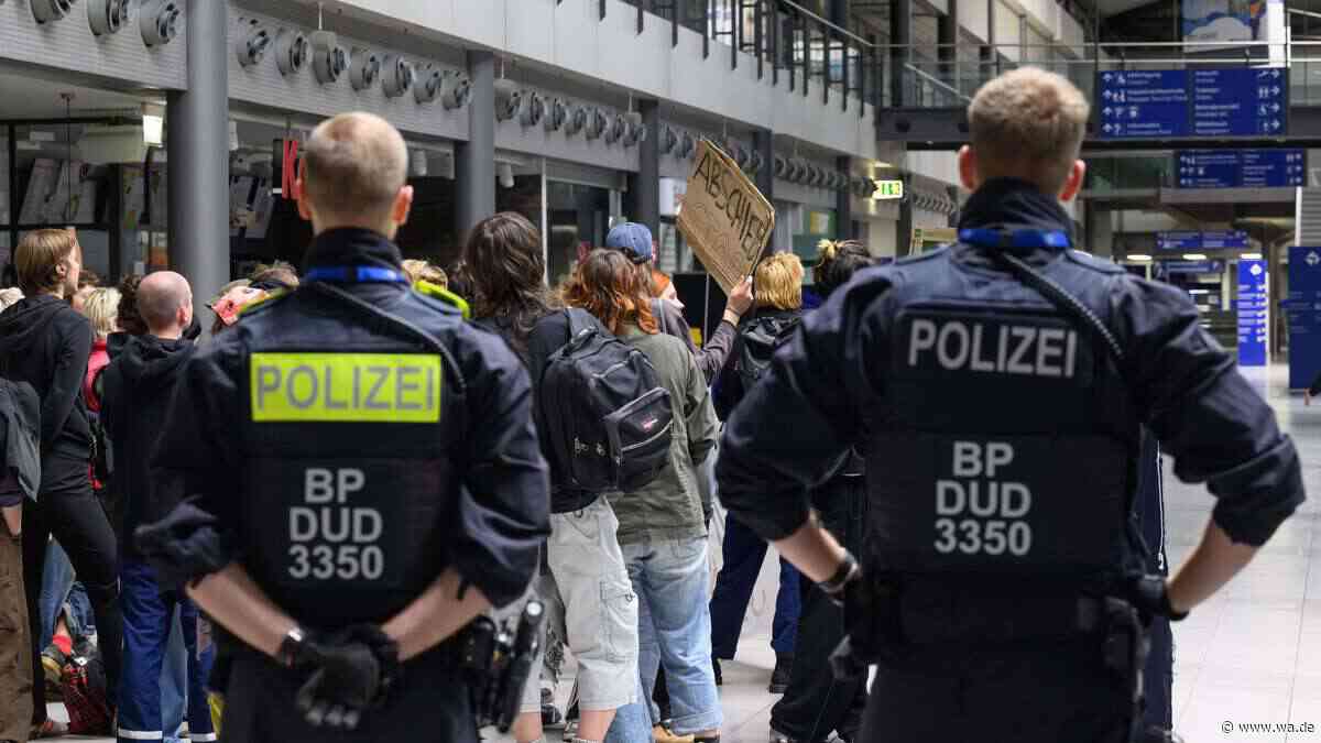 Fast 1.000 Abschiebungen nach Nordafrika – Polizei muss meistens körperliche Gewalt anwenden