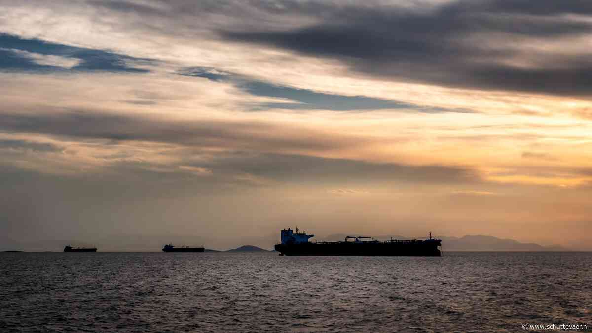 Brand op tanker na aanval door onbekend projectiel bij Saudi-Arabië