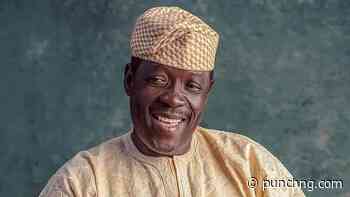 VIDEO: Tears as Nollywood legend Ogogo laid to rest