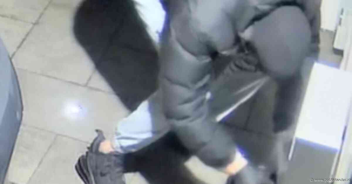 Politie jaagt op man die explosief liet afgaan bij woning en verspreidt heftige beelden