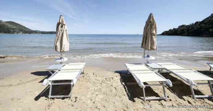 Enorme oggetto nero arriva dal mare sulla spiaggia di Alassio. Il misterioso ritrovamento e le ipotesi sulla provenienza: “Forse è un parabordo da banchina”