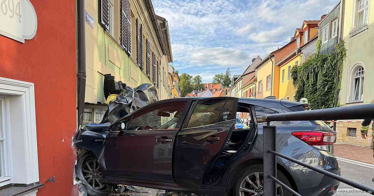 Bamberg: Auto durchbohrt Hauswand - Video zeigt Spur der Verwüstung