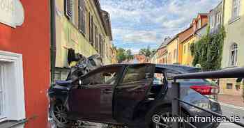 Bamberg: Auto durchbohrt Hauswand - Video zeigt Spur der Verwüstung