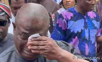VIDEO: Yinka Quadri weeps as Ogogo is buried in Ogun