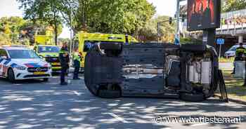 Auto op zijkant na botsing bij oprit naar A58 in Roosendaal