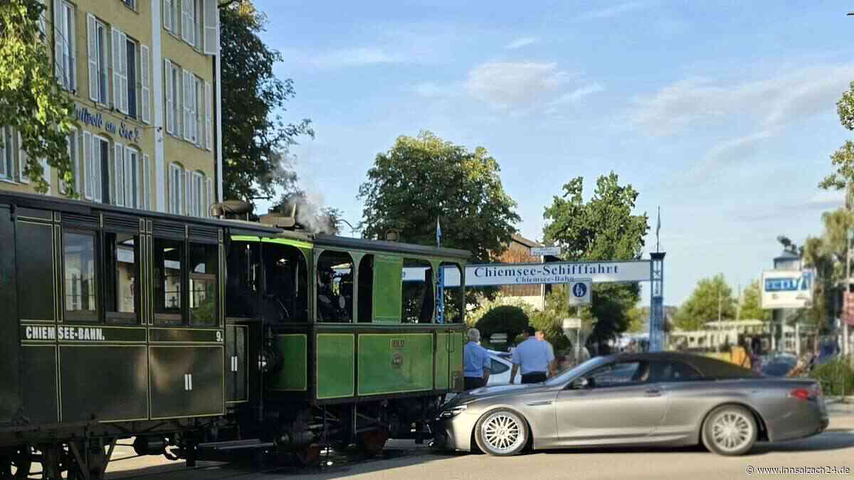 „Unglücklicher“ Unfall in Prien – Luxus-BMW von Chiemsee-Bahn erfasst