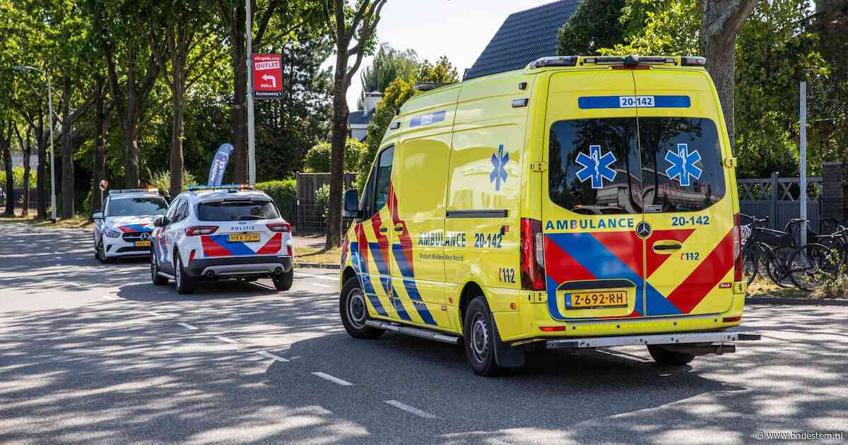 Wielrenner gewond bij botsing met auto op fietsoversteek in Roosendaal