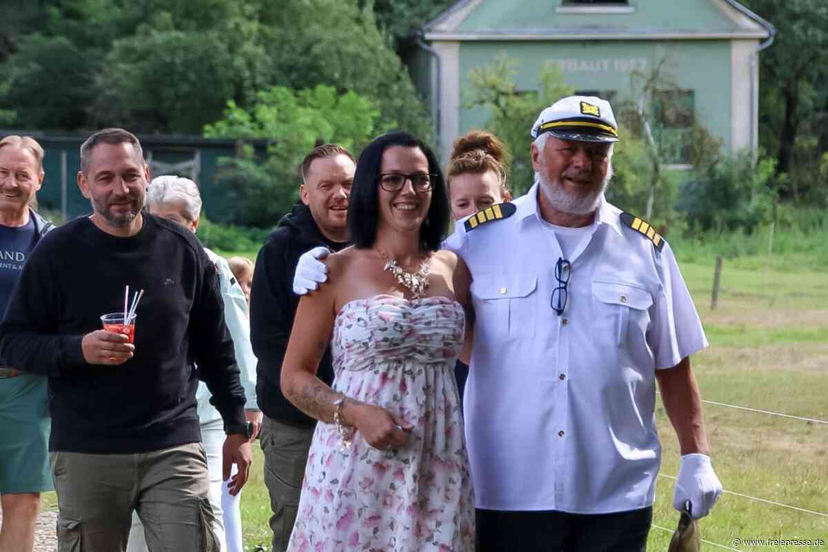 Viel Gaudi bei Stapellauf im Vogtland: Mit Kapitän Käppel und Teichnixe Libella