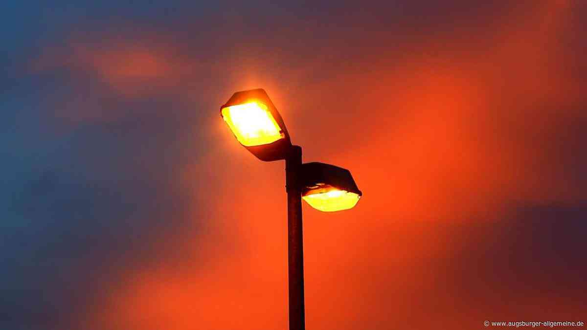 Alkohol im Spiel? Autofahrer prallt gegen Laternenmast