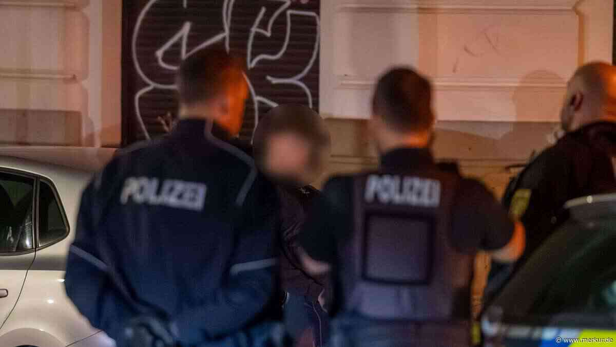 Date eskaliert völlig: Männer bedrängen Frau, Mutter des Angreifers geht auf Polizei los