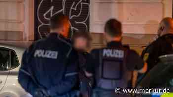 Date eskaliert völlig: Männer bedrängen Frau, Mutter des Angreifers geht auf Polizei los