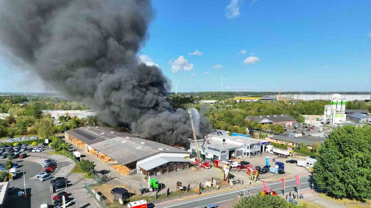 Großbrand in Werkstatt hält Feuerwehr in Atem – viele Fotos vom Einsatz