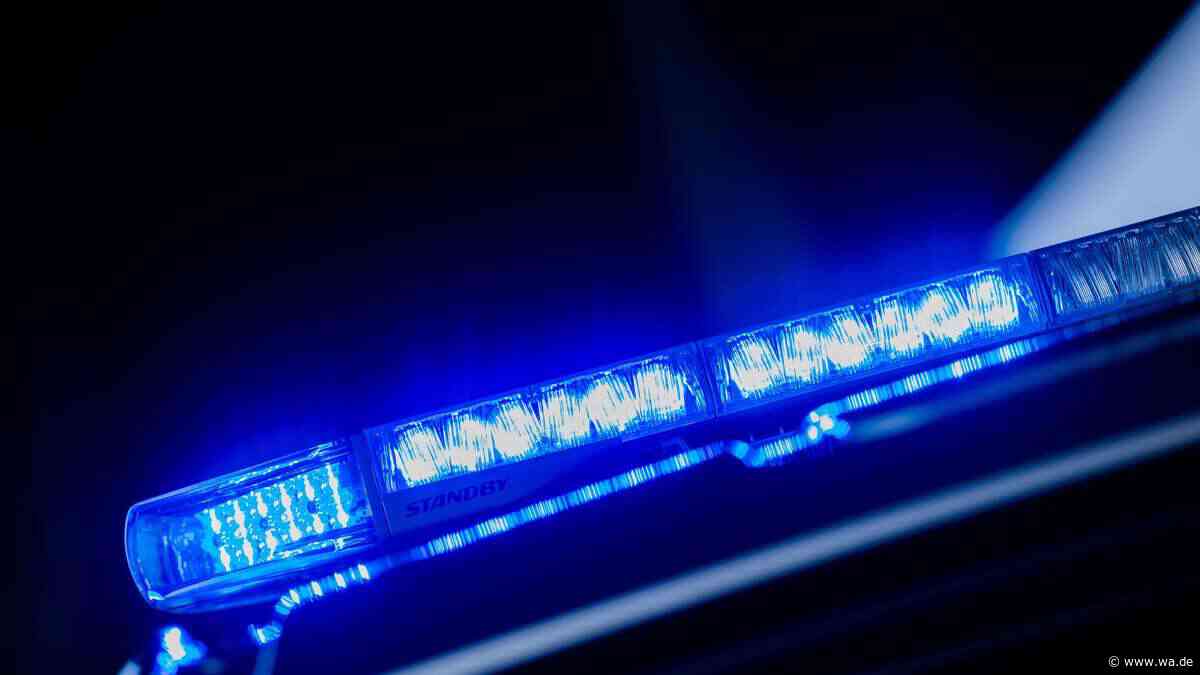 Angriff auf Parkplatz: Gruppe zieht junge Männer aus dem Auto - Nasenbruch
