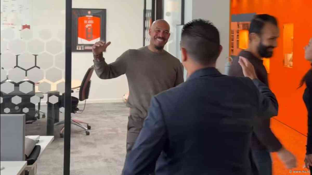 Xavi spreekt eerst woordje Nederlands op eerste werkdag als bondscoach in Zeist