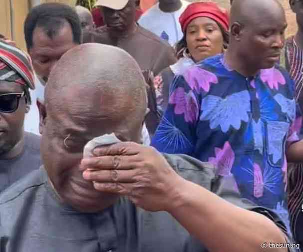 Ogogo’s burial: Yinka Quadri breaks down in tears