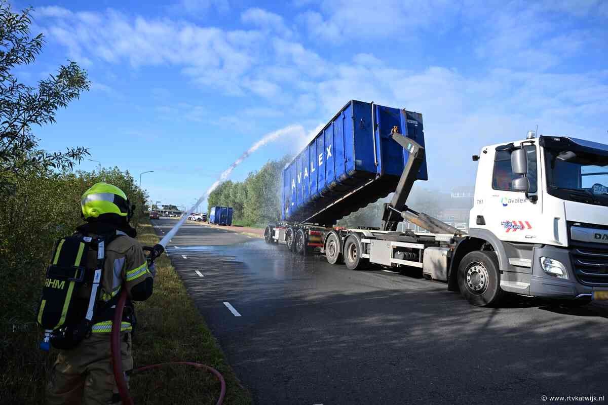 Vuilcontainer op vrachtwagen vliegt in brand in Valkenburg