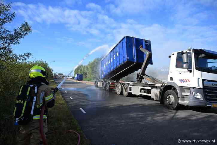 Vuilcontainer op vrachtwagen vliegt in brand in Valkenburg