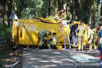Bestelbus op kant na botsing met personenauto