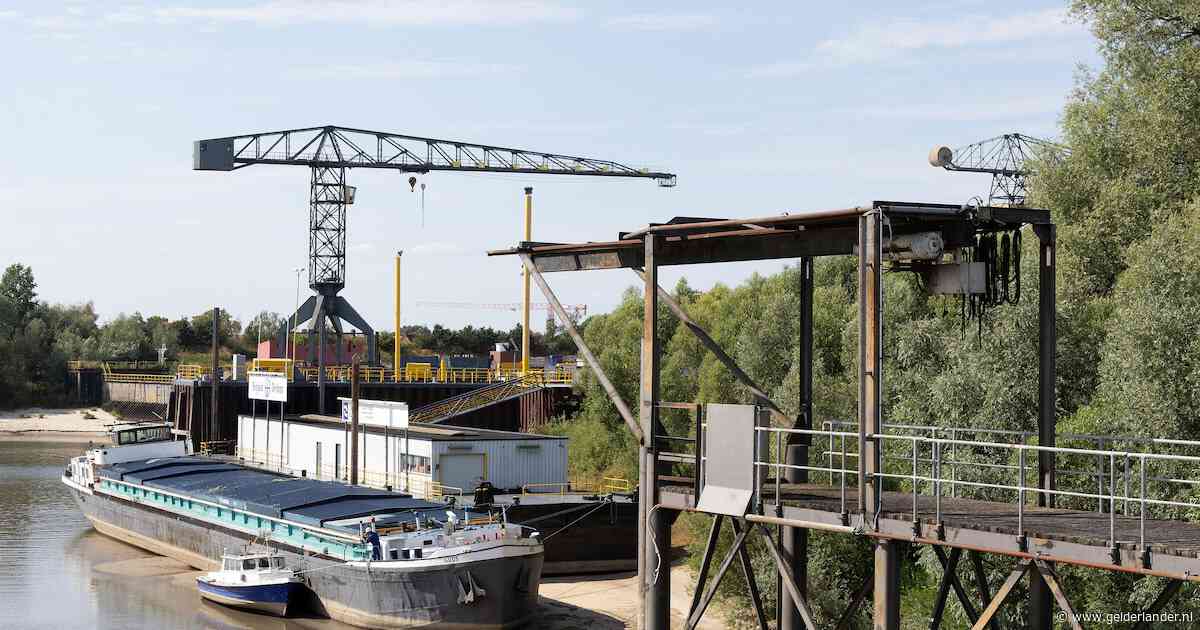 Binnenvaartschip Guus ligt droog en de beelden zijn zelfs in het buitenland te zien