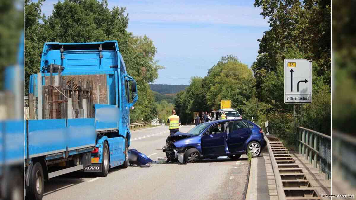 Autofahrer gerät in Gegenverkehr: Mann stirbt bei Zusammenstoß mit Lkw