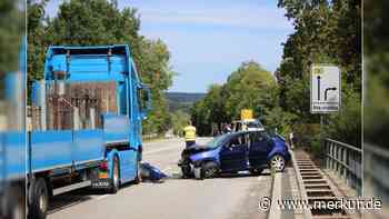 Autofahrer gerät in Gegenverkehr: Mann stirbt bei Zusammenstoß mit Lkw
