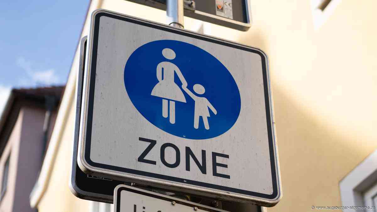 Autofahrer fährt nachts durch die Fußgängerzone