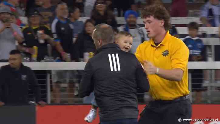 [VIDEO] ¡Insólito! Bebé "invadió" la cancha en la MLS y provocó detención de un partido