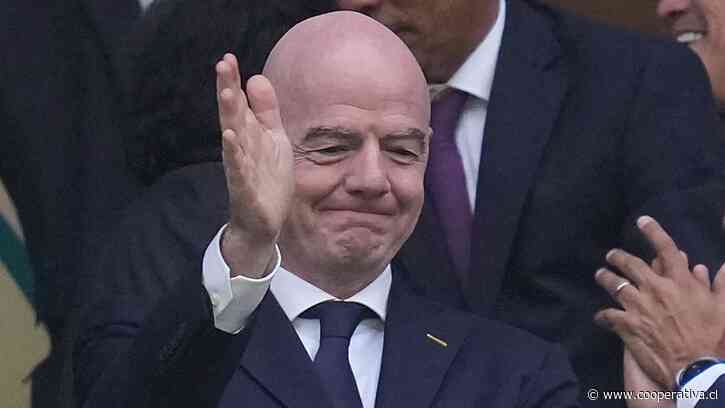 Periodista incomodó a Infantino y recibió una inesperada invitación a la peluquería