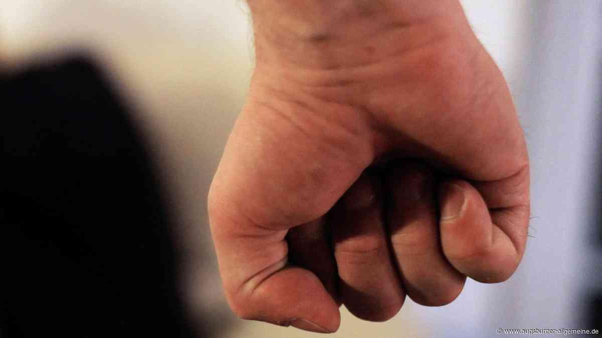 Duell abseits der Straße: Autofahrer und Radfahrer geraten sich in Augsburg in die Haare