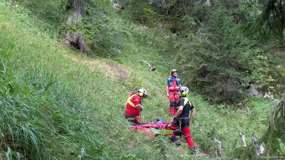 Wanderer stürzt 70 Meter ab – Frau bleibt auf Vorsprung liegen