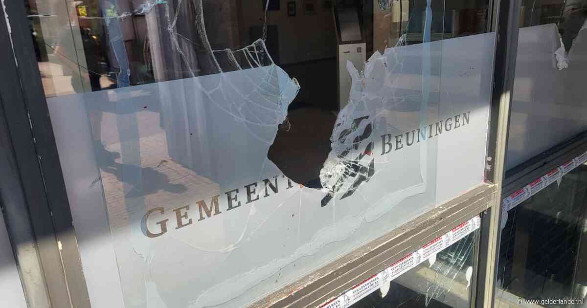 Politie pakt vrouw (19) op na vernielingen gemeentehuis Beuningen: ‘Op heterdaad betrapt’