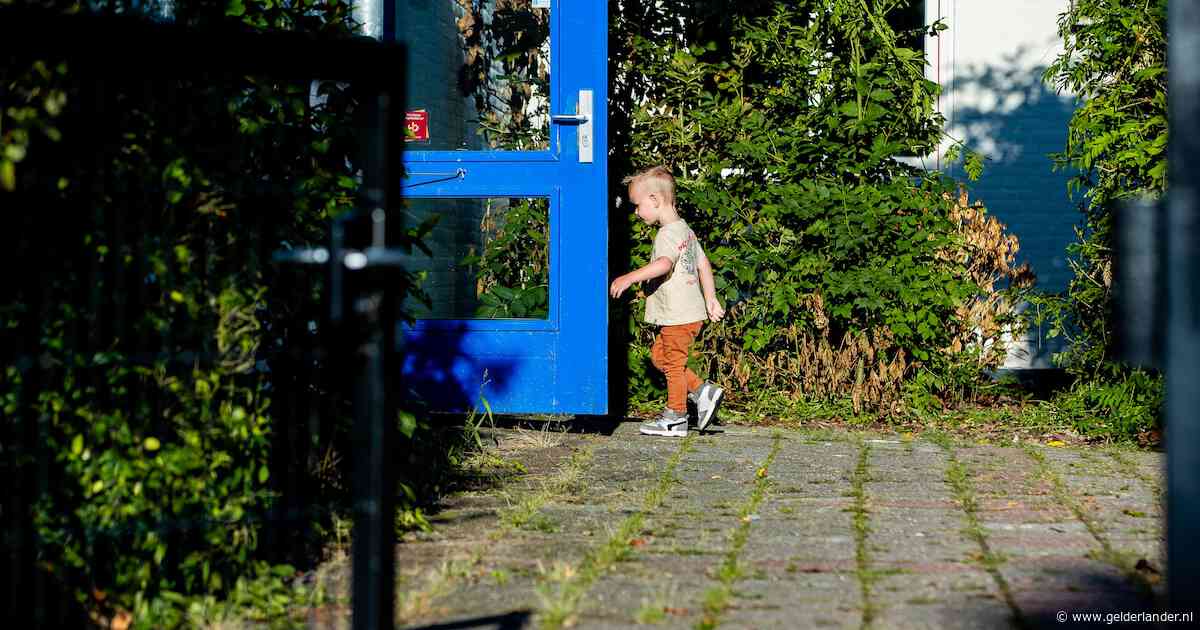 Na harde strijd voor hun dorpsschool is het schoolplein bijna leeg: „Ik had meer kinderen verwacht”