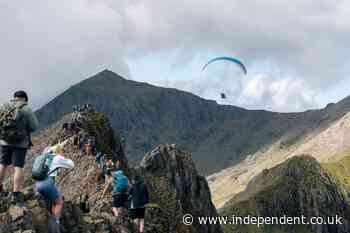 Queueing dispute rumbles on top of Snowdon as officials have ‘no plans to intervene’