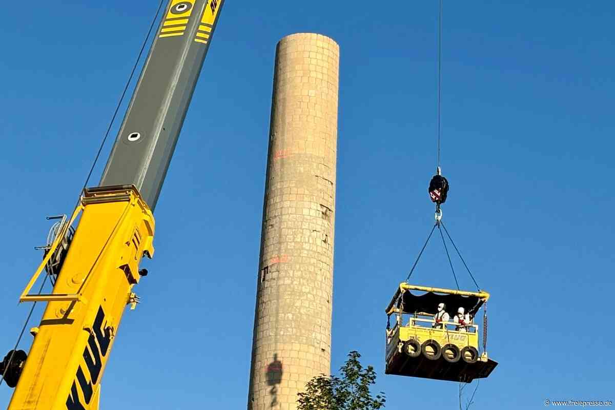 Handarbeit in luftiger Höhe: Schornstein im Erzgebirge schrumpft Stein für Stein