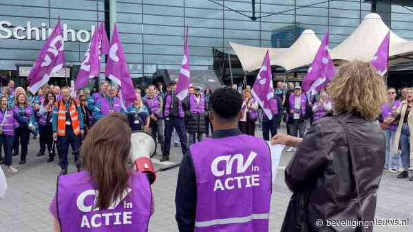 Beveiligers Schiphol leggen werk tijdelijk neer vanwege arbeidsomstandigheden
